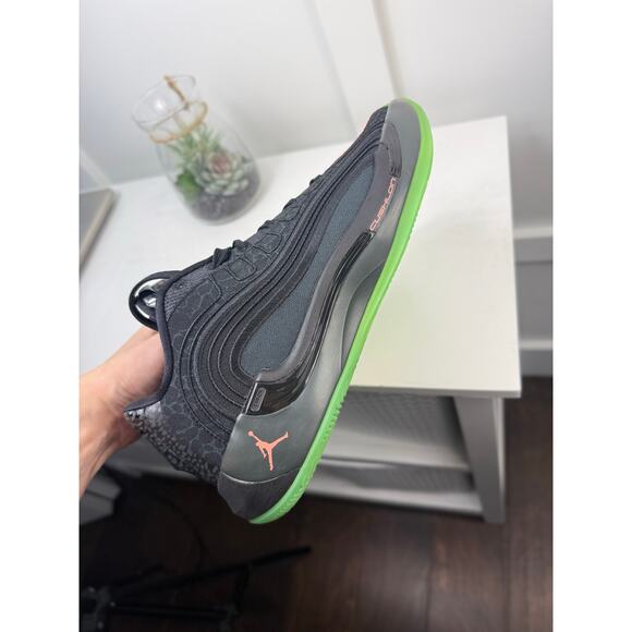 Boys/Mens NWTs Air Jordan Shoes Size 8